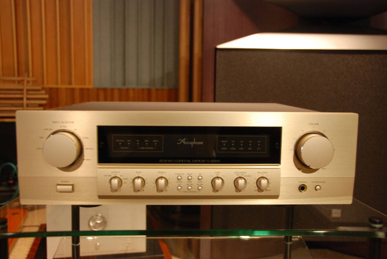 Accuphase C-2000